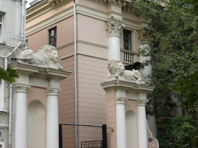 ермолаевский пер. львы на воротах