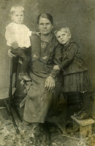 у.р.семеняк с детьми - валей и женей(1926-27г)